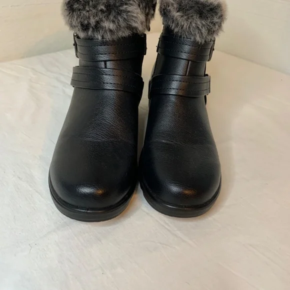 Short Fur Cuffed Black Boots.  Size 7.  **NEW** - Picture 3 of 11